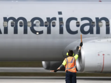 美国航空在费城机场起飞前撞上停放飞机